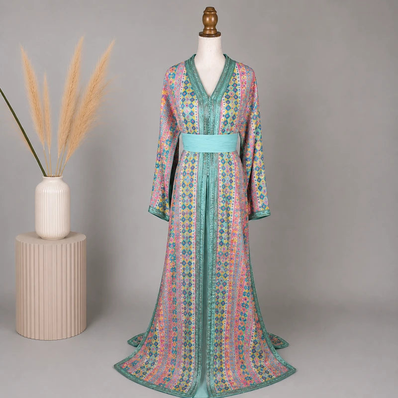 Takchita turquoise en sari vintage avec motifs multicolores présentée dans une ambiance élégante et raffinée, robe marocaine contemporaine avec ceinture bleu clair