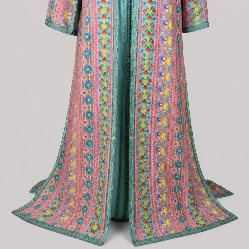 Détail bas de takchita turquoise en sari vintage avec motifs colorés et finitions raffinées, robe marocaine élégante au style contemporain et fluide