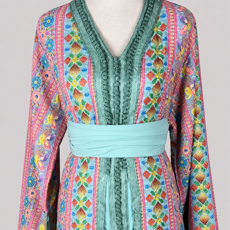 Détail haut de takchita turquoise en sari vintage avec motifs multicolores, broderies raffinées et ceinture bleu clair, robe marocaine élégante au style contemporain