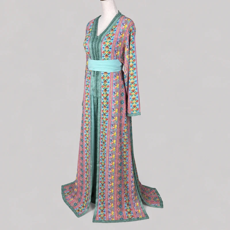 Takchita turquoise en sari vintage vue 3/4 avec motifs colorés et ceinture bleu clair, robe marocaine élégante au style contemporain et raffiné