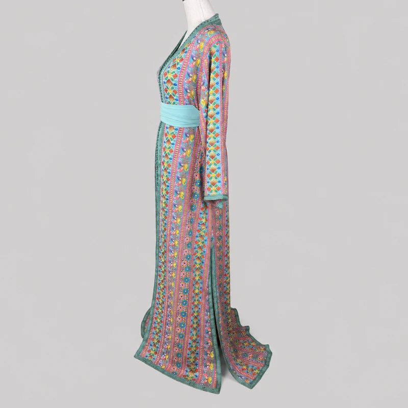 Takchita turquoise en sari vintage vue de profil avec motifs multicolores et ceinture bleu clair, robe marocaine élégante au style contemporain et fluide