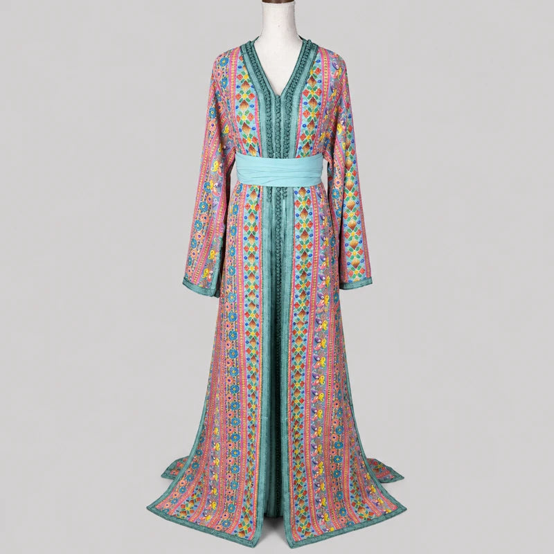 Takchita turquoise en sari vintage avec motifs multicolores et ceinture bleu clair, robe marocaine élégante au style contemporain et aux détails raffinés