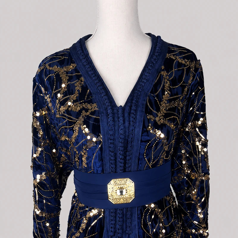 Détail takchita velours bleue avec ceinture dorée, motifs scintillants et broderies orientales élégantes