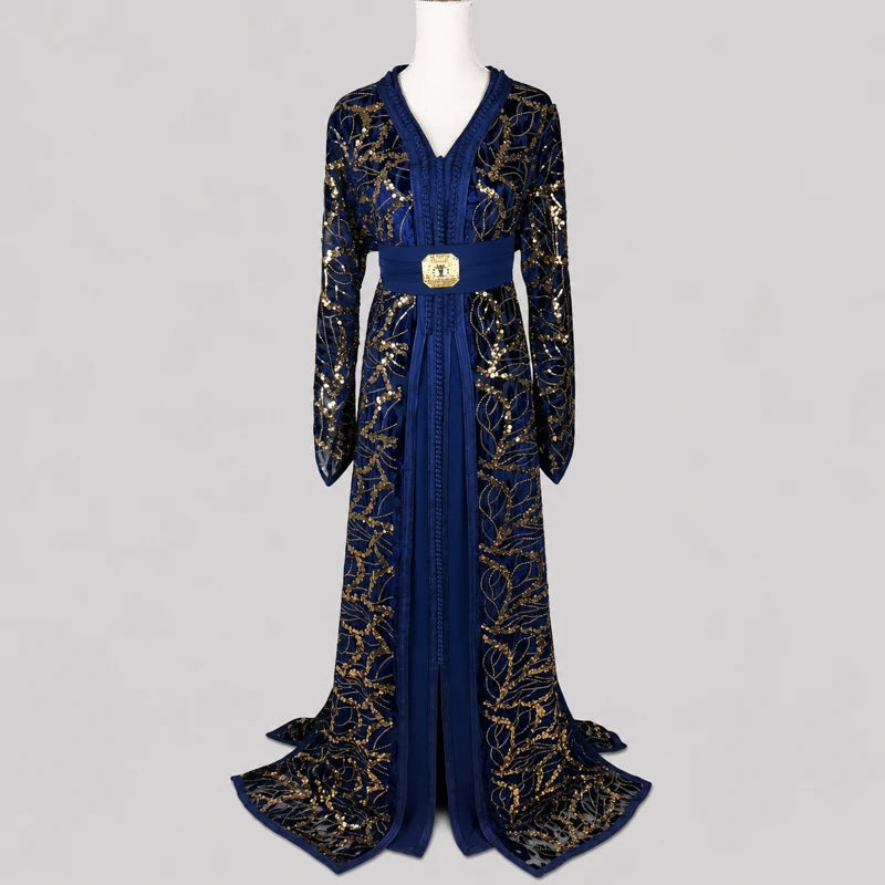 Takchita velours bleue à motifs dorés vue face avec ceinture élégante et détails orientaux raffinés