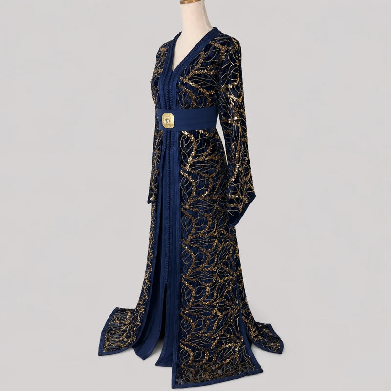 Takchita velours bleue à motifs dorés vue 3 4 avec ceinture élégante et broderies orientales scintillantes