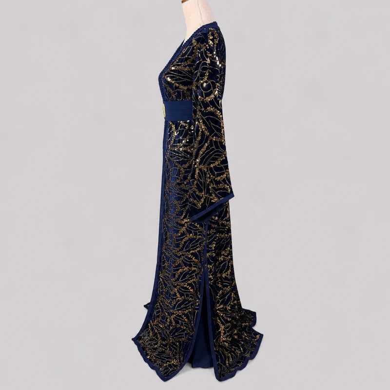 Takchita velours bleue à motifs dorés vue profil avec broderies scintillantes et coupe orientale élégante