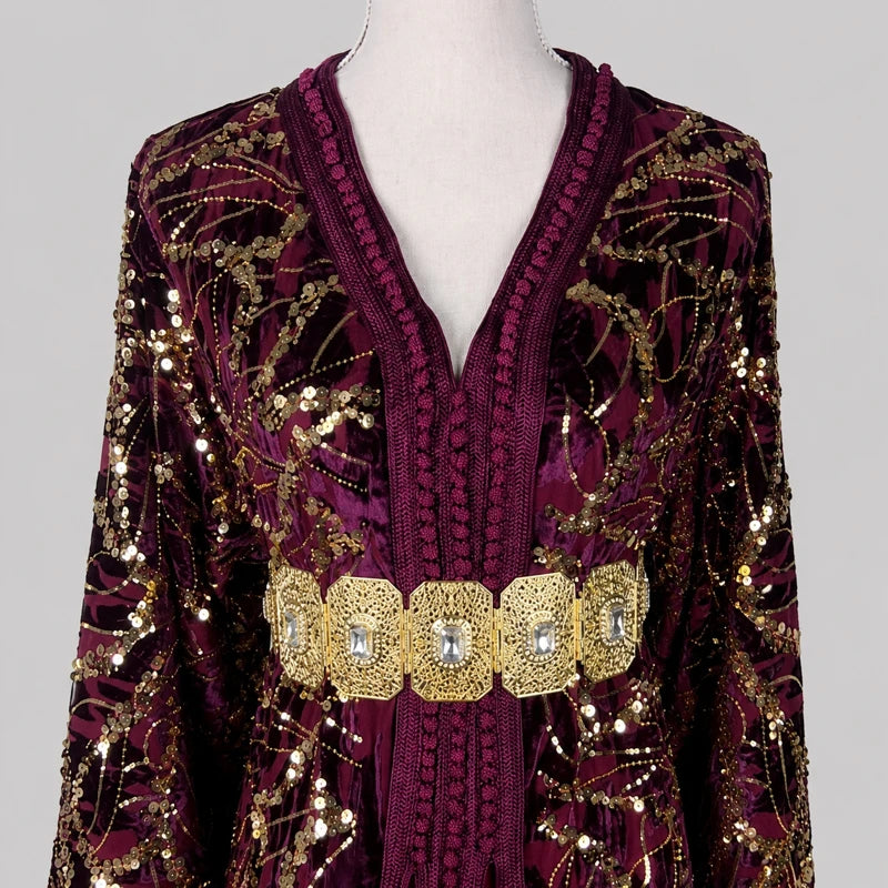 Détail takchita velours bordeaux avec ceinture dorée, paillettes lumineuses et motifs orientaux élégants
