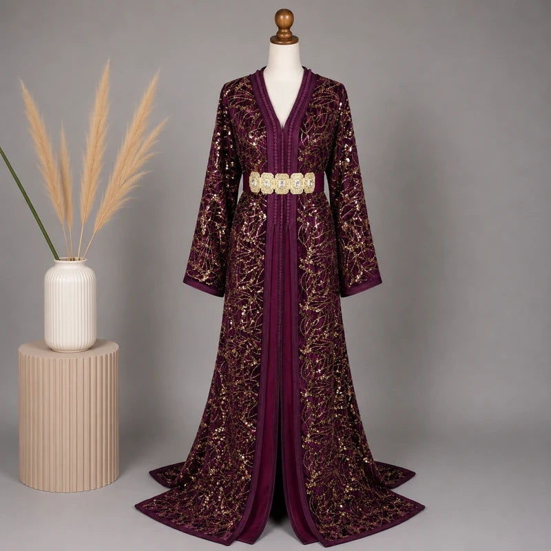 Takchita velours bordeaux à motifs dorés avec ambiance élégante, paillettes lumineuses et style oriental raffiné