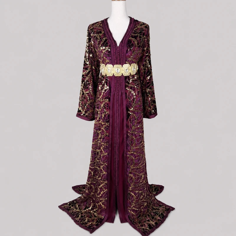 Takchita velours bordeaux à motifs dorés avec ceinture élégante et détails lumineux orientaux raffinés