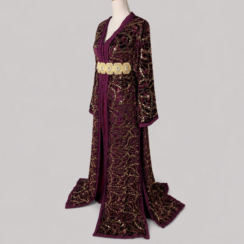 Takchita velours bordeaux à motifs dorés vue 3 4 avec ceinture orientale et détails lumineux raffinés