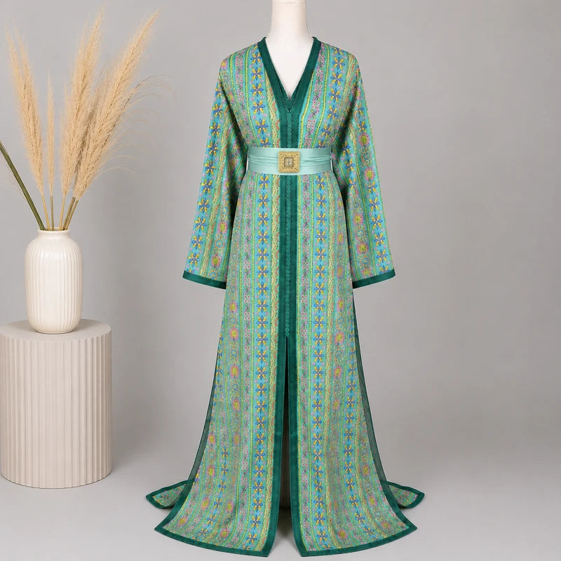 Takchita verte brodée en sari vintage avec motifs floraux multicolores et ceinture élégante, tenue traditionnelle marocaine raffinée en packshot studio