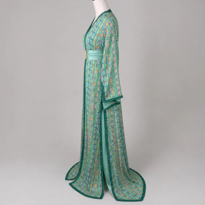Vue de profil d’une takchita verte brodée en sari vintage avec motifs floraux multicolores, manches fluides et coupe marocaine élégante sur mannequin