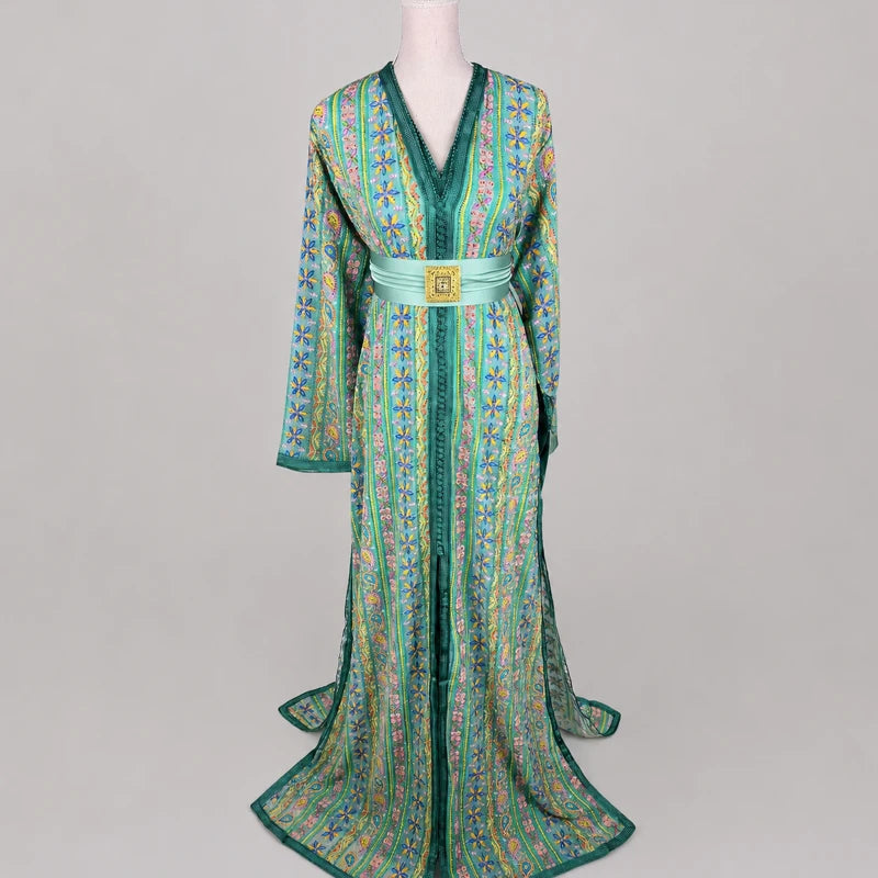 Takchita verte brodée en sari vintage avec motifs floraux multicolores et ceinture satinée, tenue traditionnelle marocaine élégante présentée sur mannequin