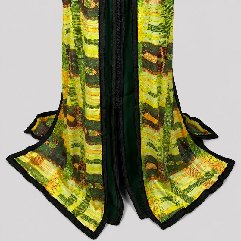 Détail bas d’une takchita verte et jaune en crêpe vintage avec tombé fluide et motifs contrastés élégants