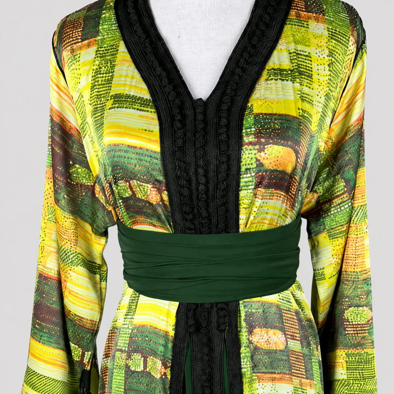 Détail haut d’une takchita verte et jaune en crêpe vintage avec ceinture verte et finitions noires élégantes