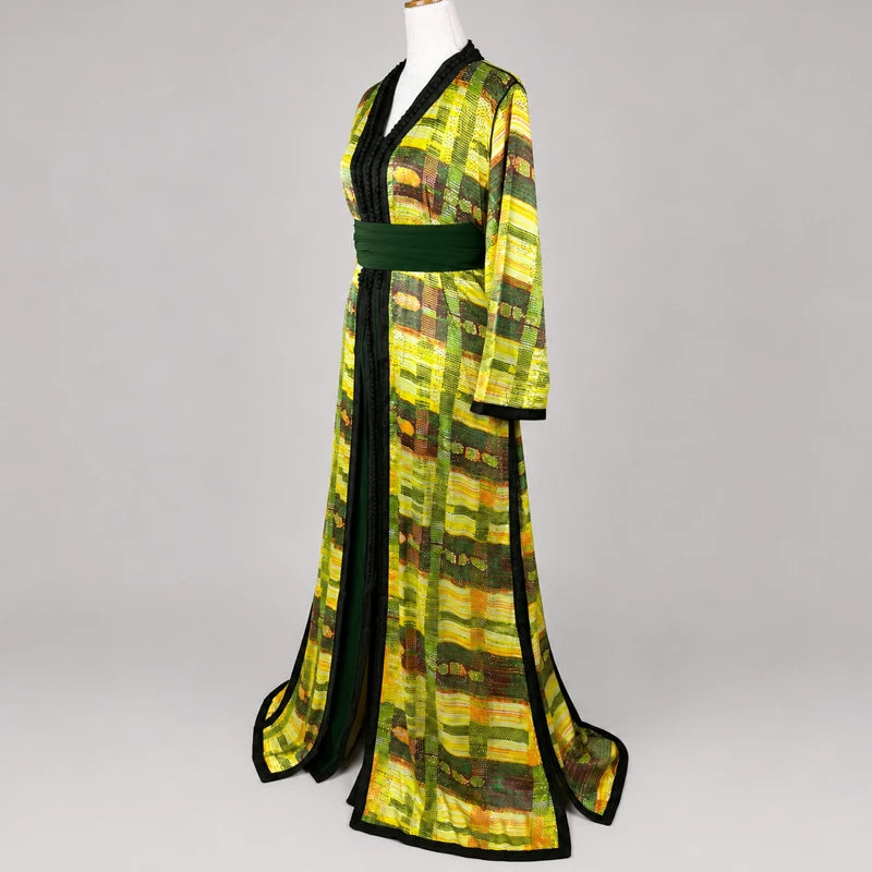 Vue 3/4 de takchita verte et jaune en crêpe vintage avec motifs contrastés et ceinture verte élégante pour femme