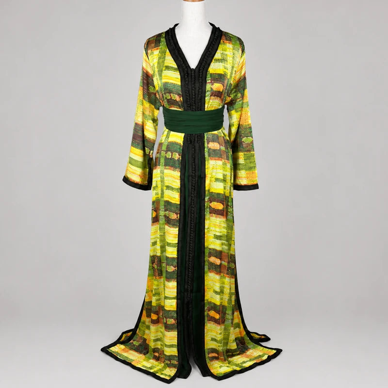 Takchita verte et jaune en crêpe vintage avec motifs contrastés, ceinture verte et coupe moderne élégante pour femme