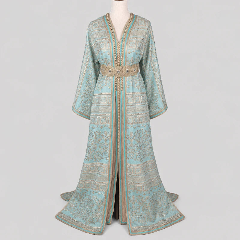Takchita marocaine vert d'eau en brocard brodé doré vue de face avec ceinture traditionnelle, robe élégante pour mariage marocain, fiançailles et cérémonies.